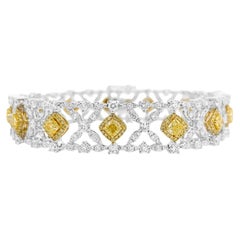 Bracciale moderno in oro 18 carati con diamante giallo da 6,66 carati a taglio cuscino e diamanti bianchi