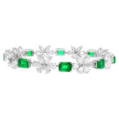 Bracelet contemporain avec une émeraude colombienne de 5,35 carats à taille émeraude et des diamants blancs