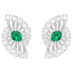 Pendiente contemporáneo con una esmeralda colombiana de corte ovalado de 1,74 ct y un diamante blanco de corte rosa