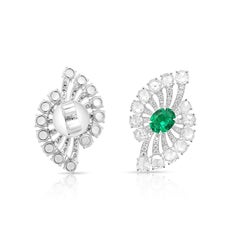Pendiente contemporáneo con una esmeralda colombiana de corte ovalado de 1,74 ct y un diamante blanco de corte rosa