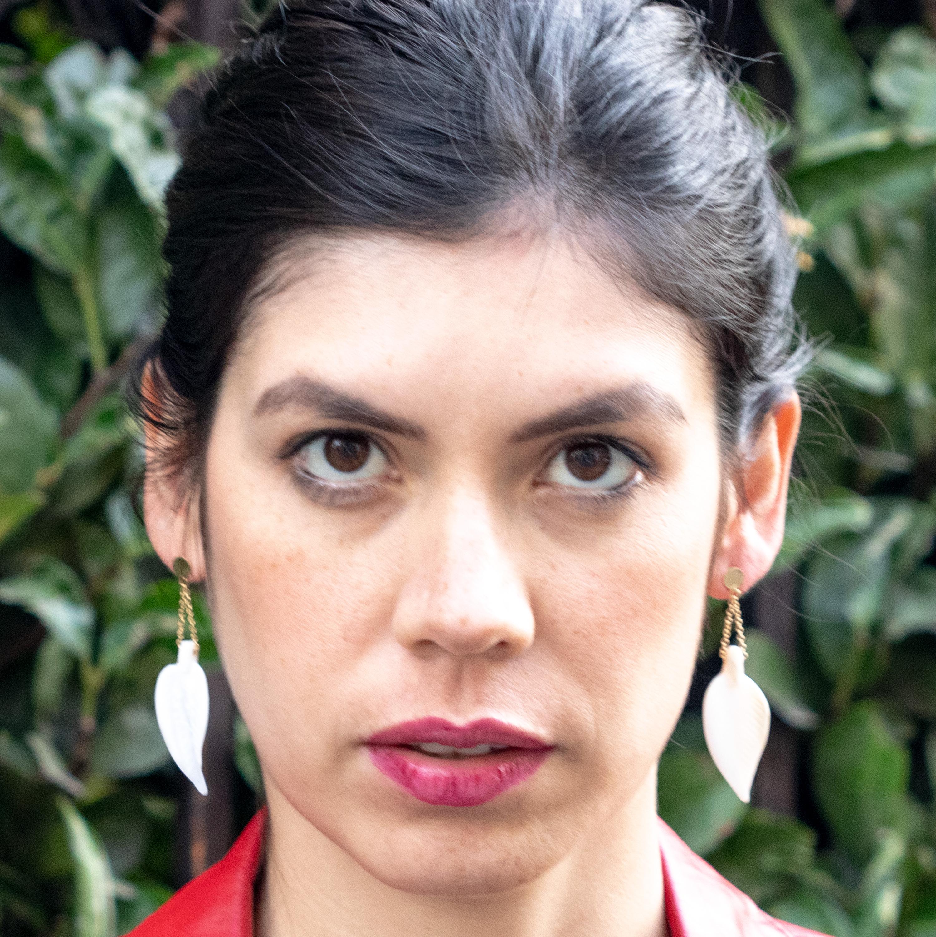 Rari e magnifici orecchini di madreperla da 27 carati sorretti da una doppia catena in oro giallo da 18 carati. Prova l'outfit perfetto per una serata mozzafiato! 
 
Immergiti in uno stile moderno con questi orecchini a forma di foglie, delicati