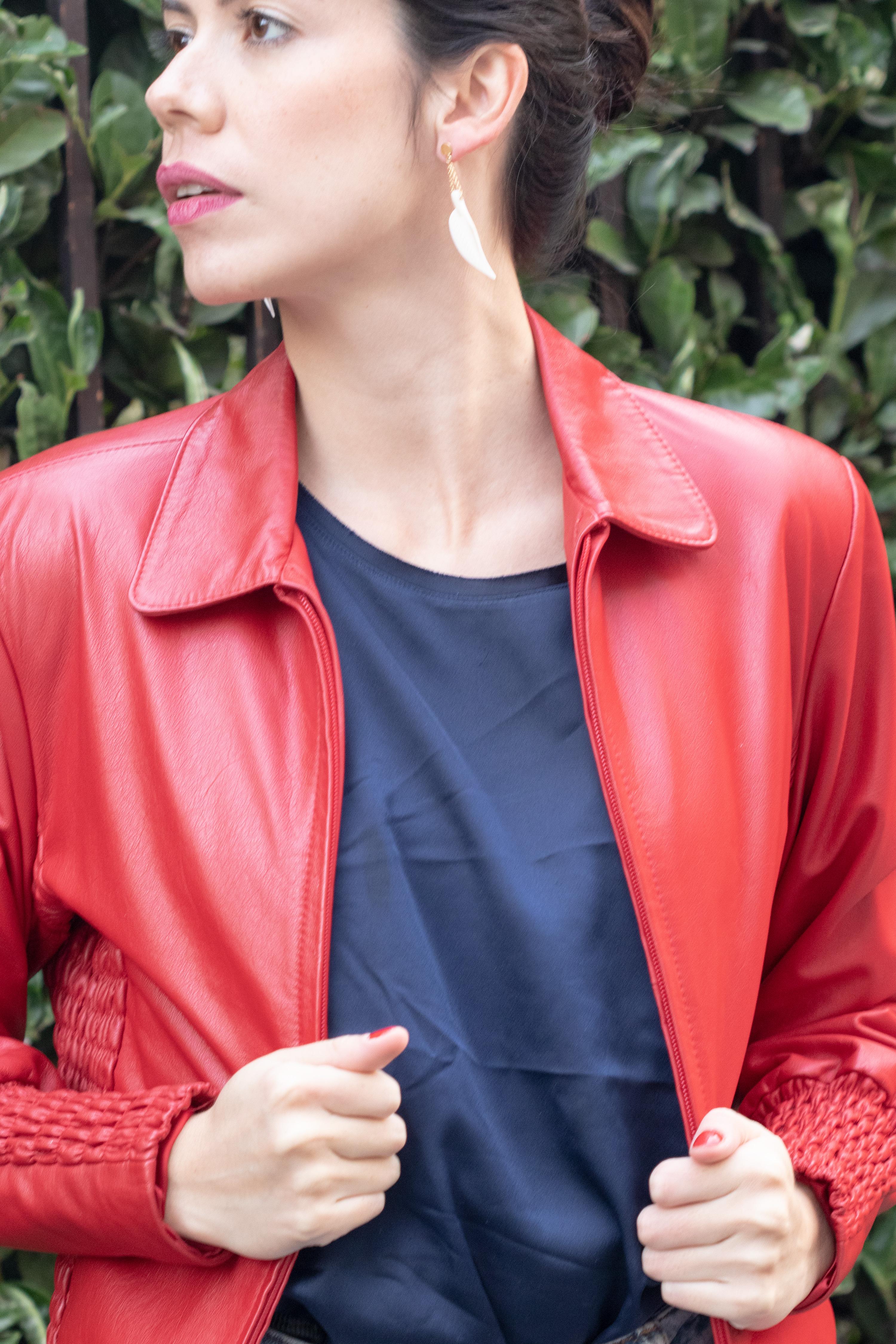 Taglio misto Intini Jewels, orecchini pendenti a foglia in oro giallo 18 carati con madreperla in vendita