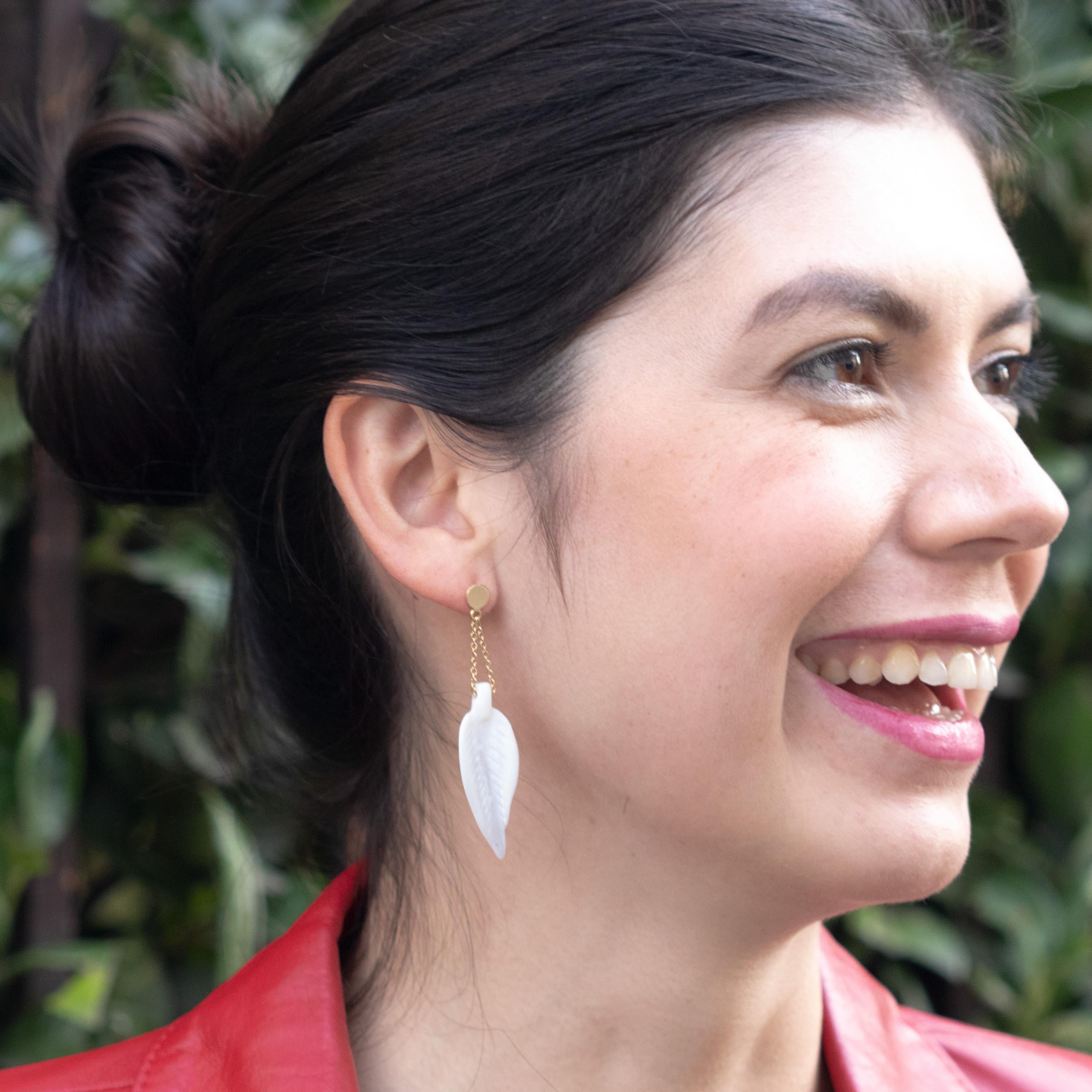 Moderno Intini Jewels, orecchini pendenti a foglia in oro giallo 18 carati con madreperla in vendita