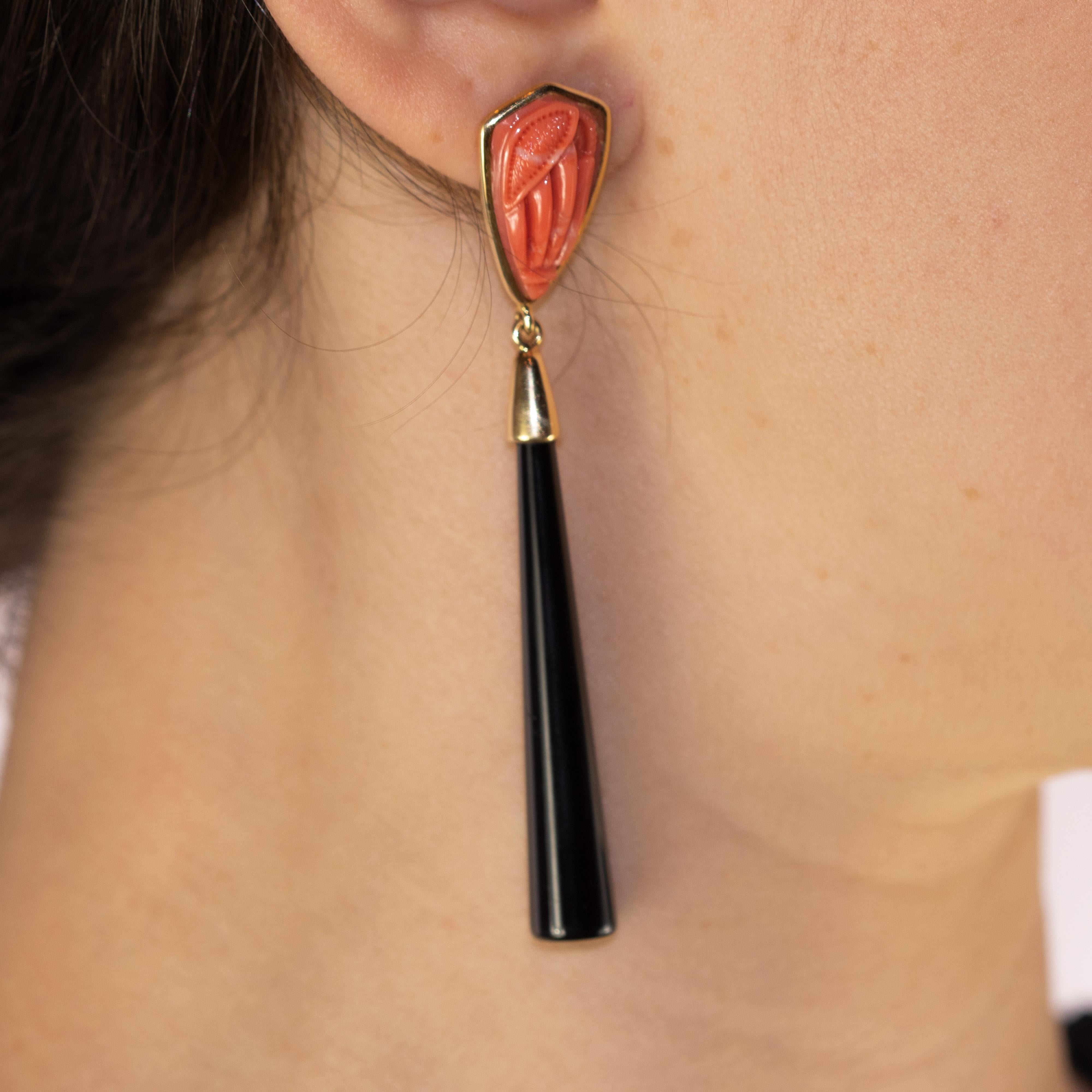 Lange geschnitzte Cammeo-Ohrringe mit rosa Korallentropfen und schwarzem Achat aus 18 Karat Gold (Gemischter Schliff) im Angebot