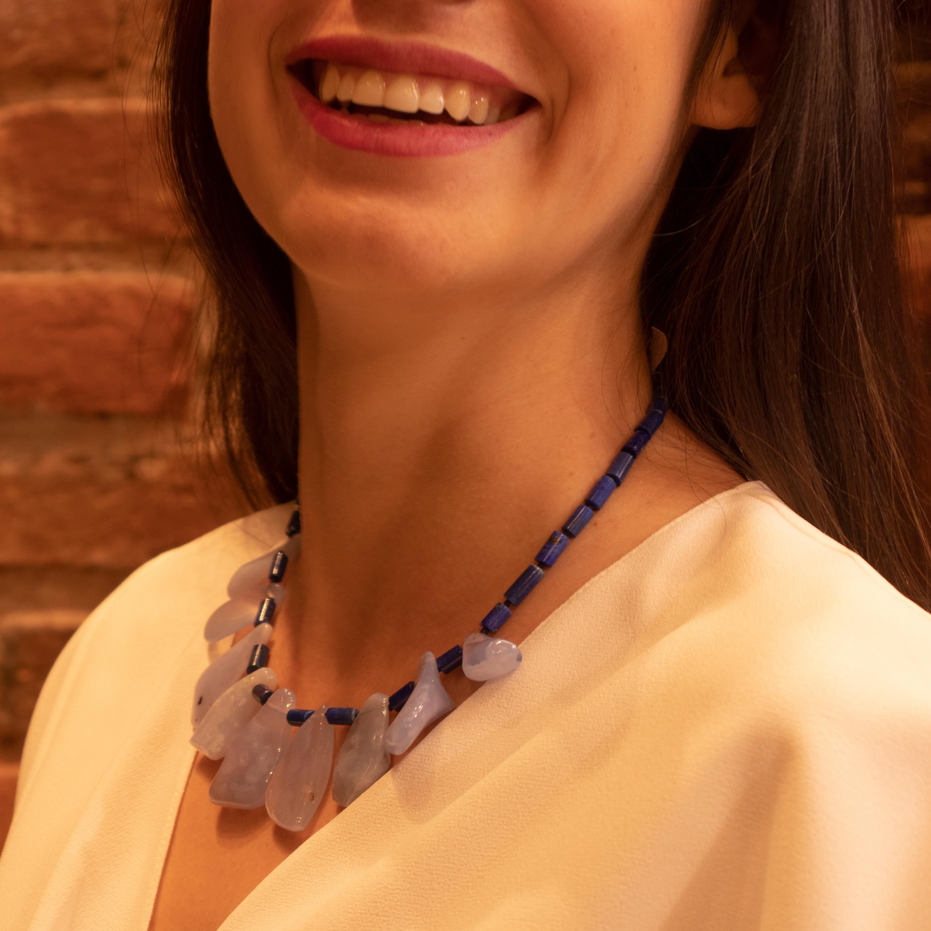 Collana a mano Summer vibes con pietre preziose che evocano le sfumature di blu delle acque mediterranee. Questa magnifica collana è realizzata a mano con lapislazzuli e calcedonio dal taglio irregolare. Queste perline hanno forme naturali diverse e