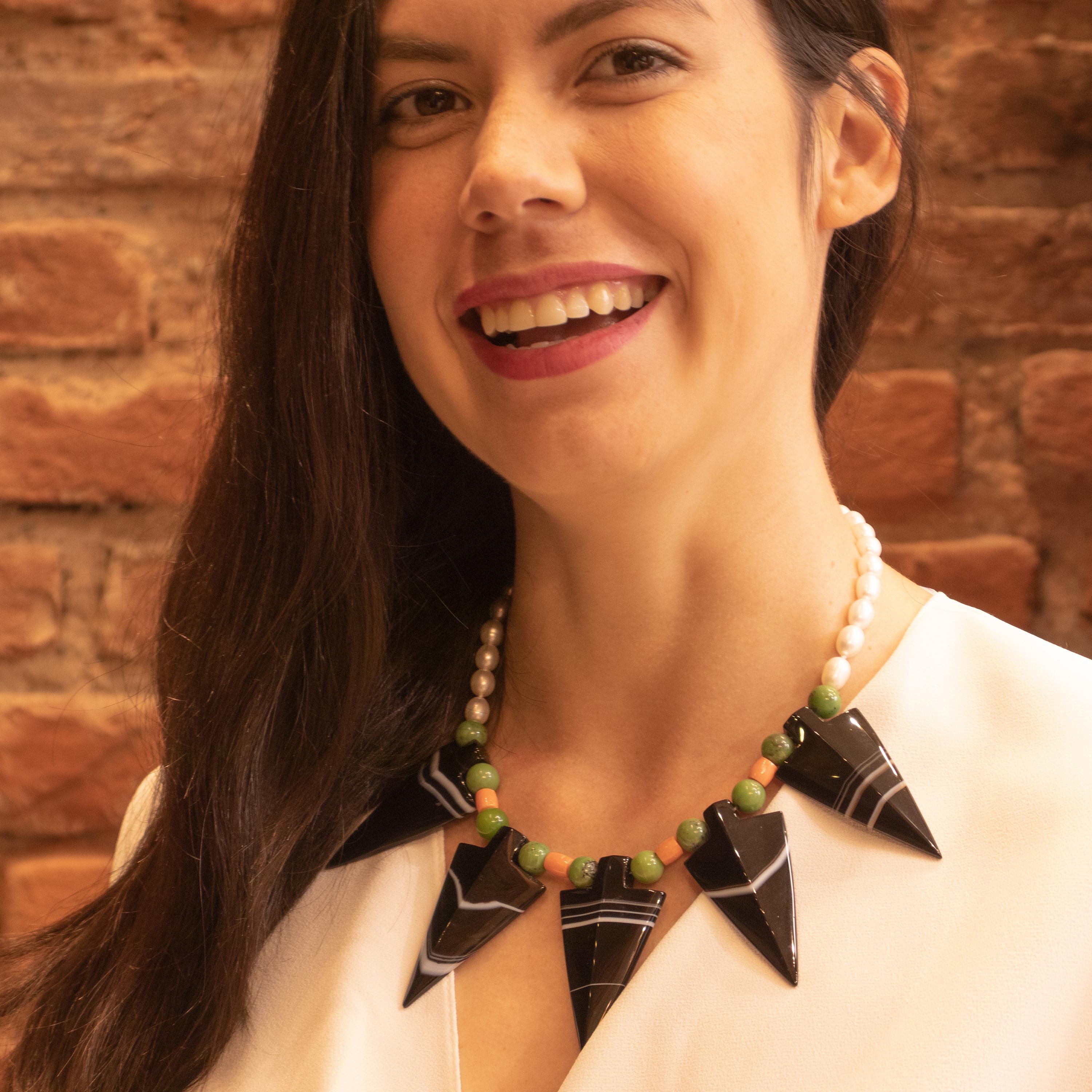 Collana di agata nera striata con freccia di perle d'acqua dolce e giada, guerriero tribale e audace In condizioni Nuovo in vendita a Milano, IT