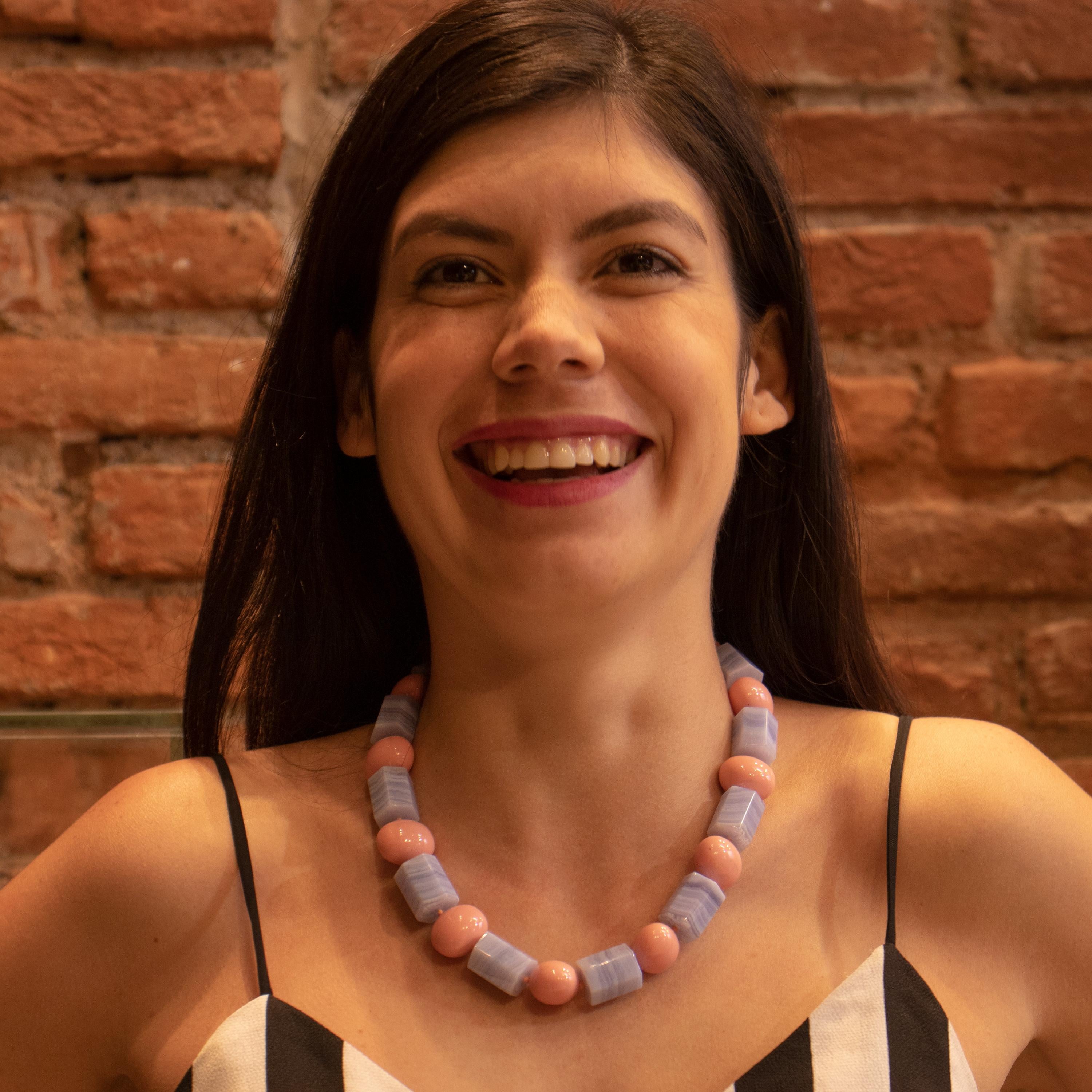 Collana di calcedonio rosa in resina fatta a mano a tubo tondo, guerriero tribale, geometrico e déco In condizioni Nuovo in vendita a Milano, IT