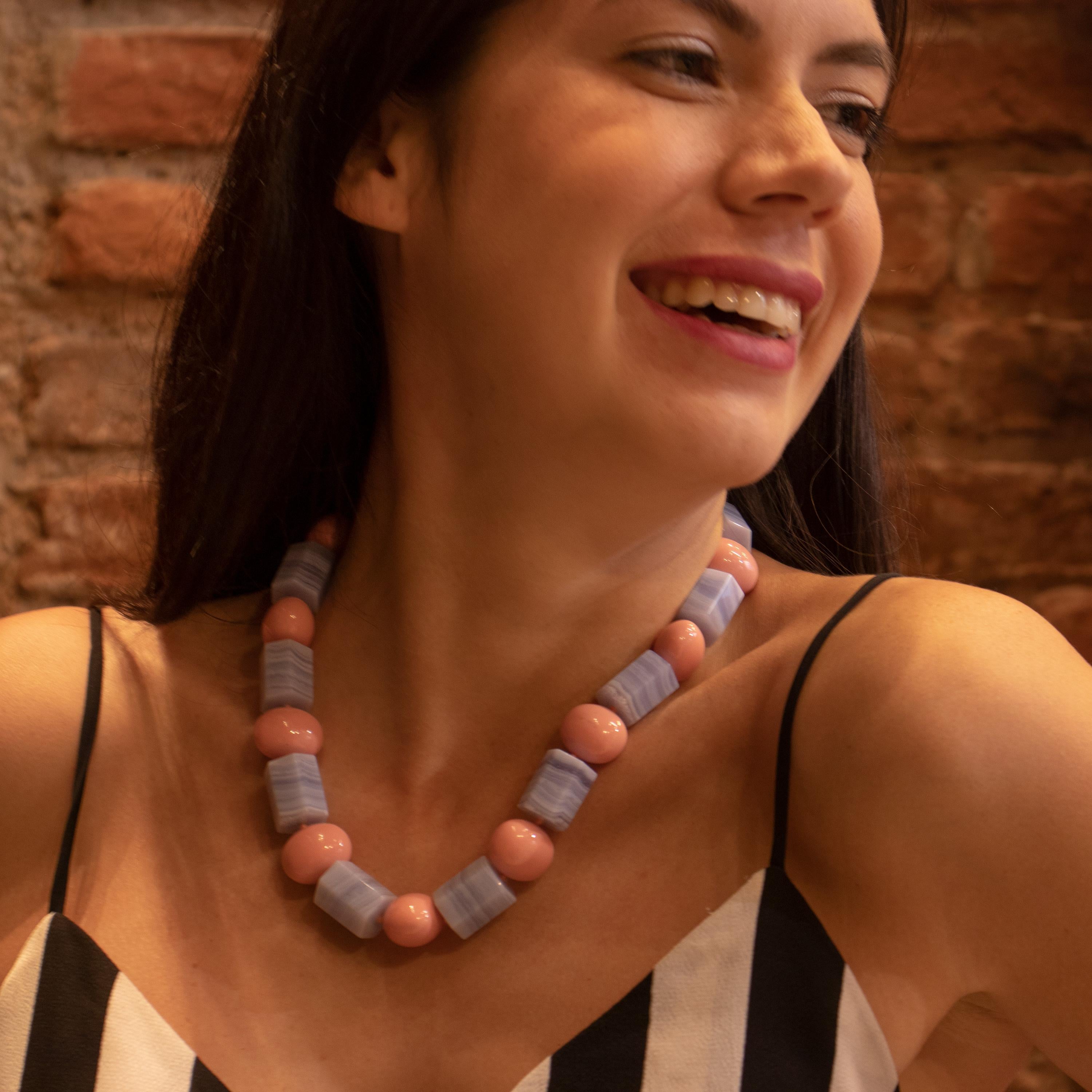 Taglio misto Collana di calcedonio rosa in resina fatta a mano a tubo tondo, guerriero tribale, geometrico e déco in vendita