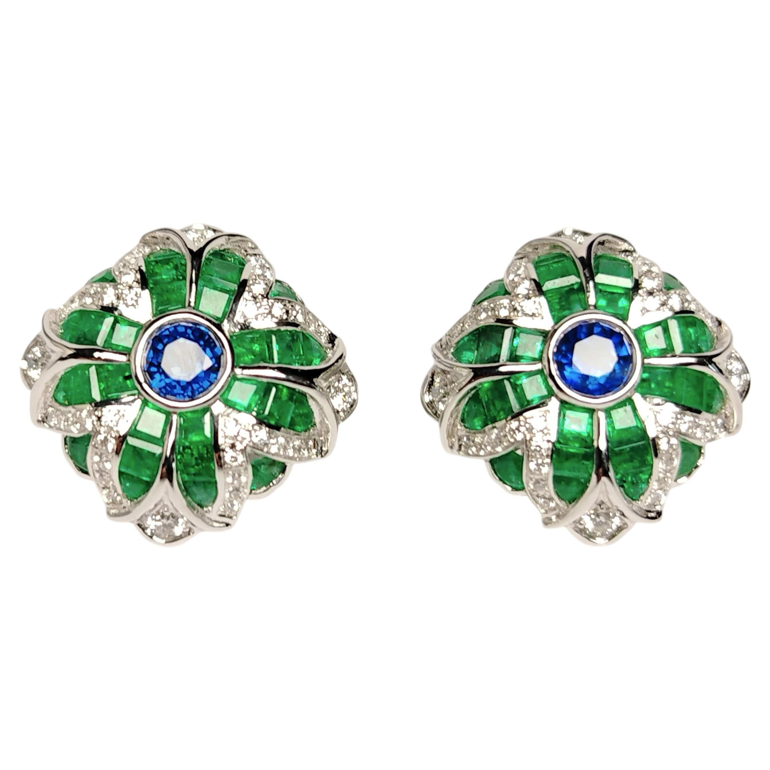 Ohrringe mit blauem Saphir, Smaragd und Diamanten, gefasst in 18-karätigem Weißgold