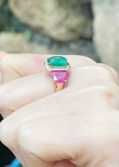 Anillo con esmeralda y rubí en forma de cabujón y diamantes, engastado en oro rosa de 18 quilates