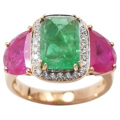 Anillo con esmeralda y rubí en forma de cabujón y diamantes, engastado en oro rosa de 18 quilates