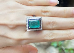 Anello con smeraldo, zaffiro blu e diamanti incastonato in oro rosa 18 carati