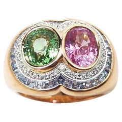 Bague en or rose 18 carats sertie de saphir rose et de tsavorite, accompagnée de saphirs bleus et de diamants