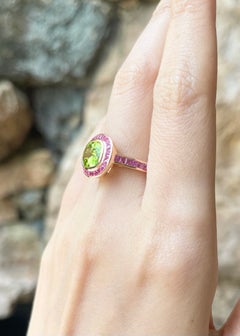 Anillo de peridoto con zafiro rosa engastado en oro rosa de 18 quilates