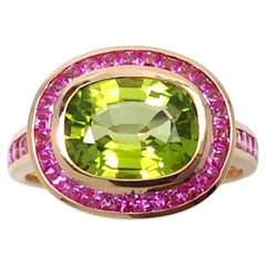 Anillo de peridoto con zafiro rosa engastado en oro rosa de 18 quilates