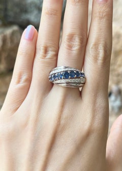 Zafiro azul con diamantes engastados en monturas de oro blanco de 18 quilates