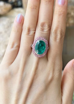 Anillo con esmeralda, zafiro rosa y diamantes, engastado en monturas de oro blanco y rosa de 18 quilates