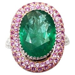 Anillo con esmeralda, zafiro rosa y diamantes, engastado en monturas de oro blanco y rosa de 18 quilates
