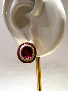 Pendientes de rubí con diamantes y rubíes engastados en monturas de oro de 18 quilates
