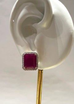 Pendientes de rubí con diamantes engastados en oro de 18 quilates