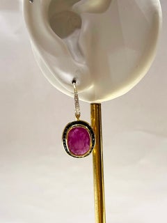 Pendientes de rubí con zafiro negro y diamantes engastados en monturas de oro de 18 quilates