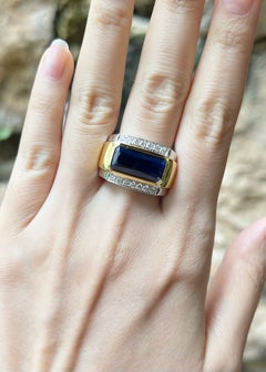 Anello con zaffiro blu e diamanti incastonato in montature in oro bianco/giallo 18 carati
