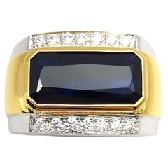 Anello con zaffiro blu e diamanti incastonato in montature in oro bianco/giallo 18 carati