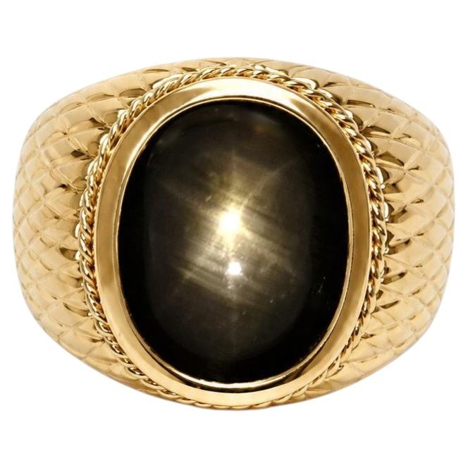 Ring mit schwarzem Sternsaphir, gefasst in 18-karätigem Gold