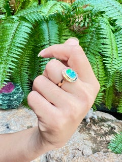 Bague en opale de Boulder et saphir fantaisie, sertie dans un monture en or rose 18 carats