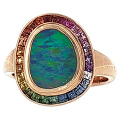 Bague en opale de Boulder et saphir fantaisie, sertie dans un monture en or rose 18 carats