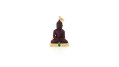 Ciondolo con Buddha in rubino intagliato e smeraldo cabochon, incastonato in oro 18 carati