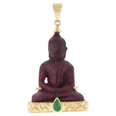 Ciondolo con Buddha in rubino intagliato e smeraldo cabochon, incastonato in oro 18 carati
