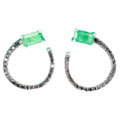 Boucles d'oreilles en or blanc 18 carats avec émeraude taille émeraude de 0,61 carat et diamants bruns