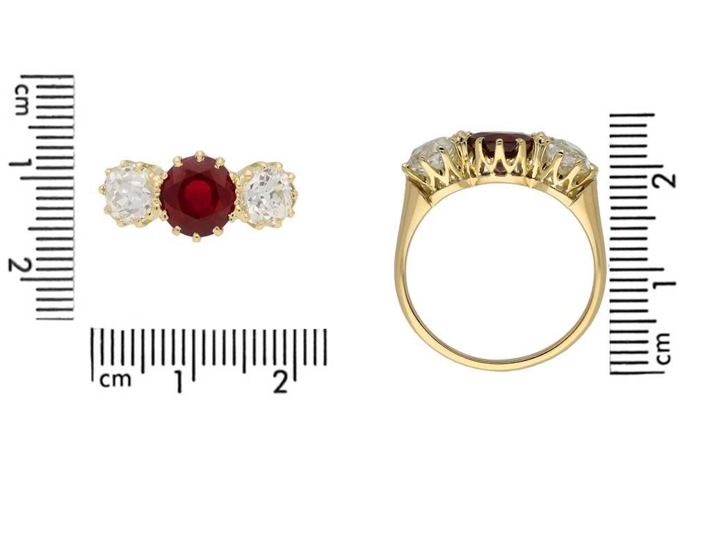 Ring mit drei Steinen aus birmanischem Taubenblut-Rubin und Diamant, um 1900 (Kissenschliff) im Angebot