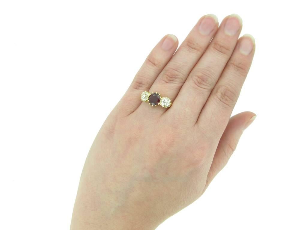 Ring mit drei Steinen aus birmanischem Taubenblut-Rubin und Diamant, um 1900 im Zustand „Gut“ im Angebot in London, GB