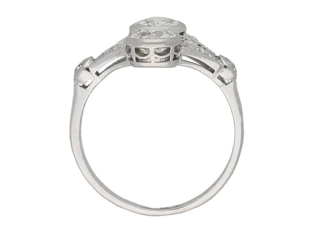 Art Deco Diamant-Cluster-Ring, um 1925 (Art déco) im Angebot