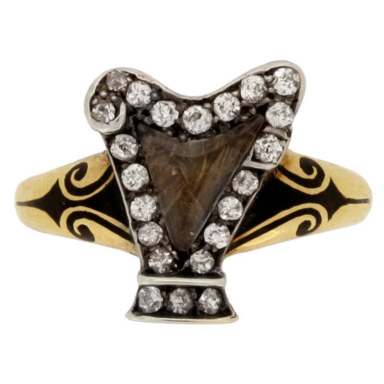Anillo conmemorativo en forma de arpa con esmalte antiguo engastado con diamantes, calidad de museo, circa 1895