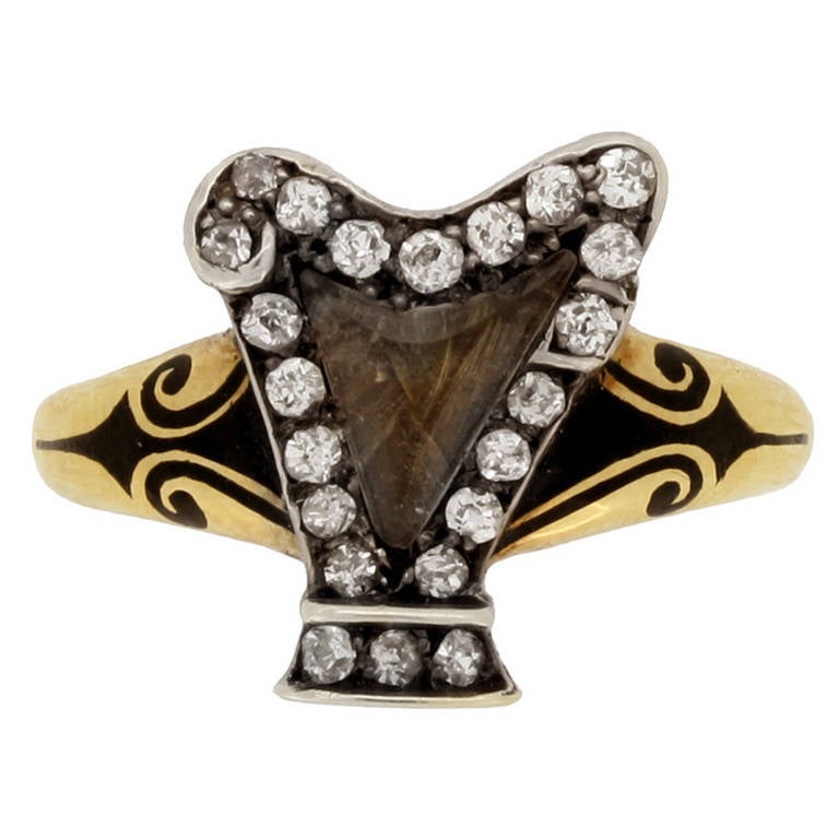 Bague commémorative antique en forme de harpe, sertie d'émail et de diamants, de qualité musée, circa 1895