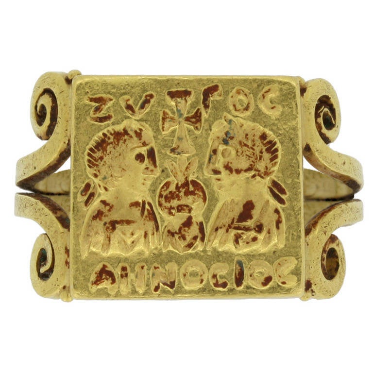 Antiguo anillo matrimonial de oro bizantino del siglo IV d.C. con calidad de museo