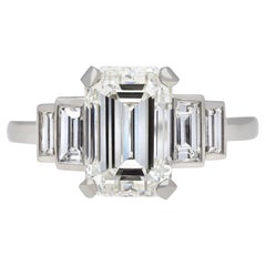 Anillo de diamantes solitario flanqueado Art Déco, circa 1925