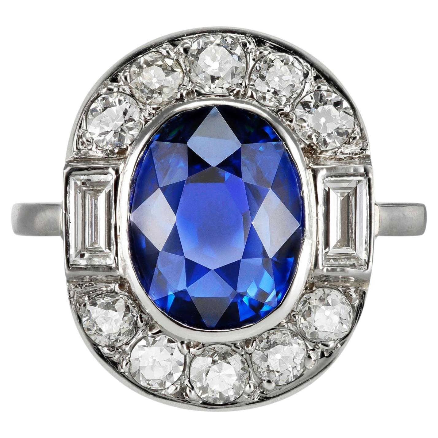 Ring mit burmesischem Saphir und Diamanten im Cluster-Stil, Anfang des 20. Jahrhunderts.