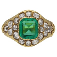 Anello con smeraldi colombiani senza olio e diamanti incastonati a grappolo, intorno al 1900.