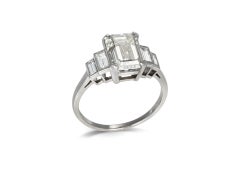 Anello con diamante solitario incorniciato in stile Art Déco, primi del XX secolo.
