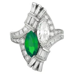 J. E. Caldwell, anello cocktail con smeraldo e diamanti, americano, 1940 circa.