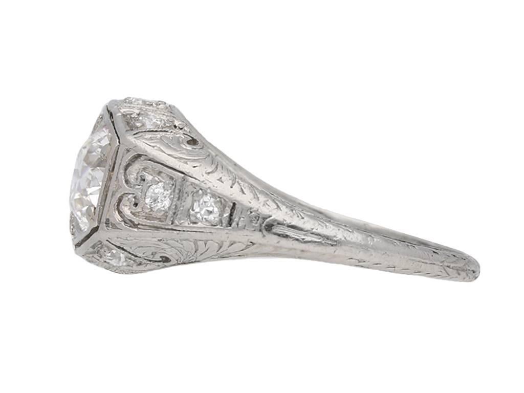 Anello con due pietre di diamante Bailey, Banks & Biddle. Due diamanti rotondi taglio antico incastonati in montature millegradi a schiena aperta per un peso totale di 1,60 carati, la lunetta curva con due diamanti rotondi taglio antico incastonati
