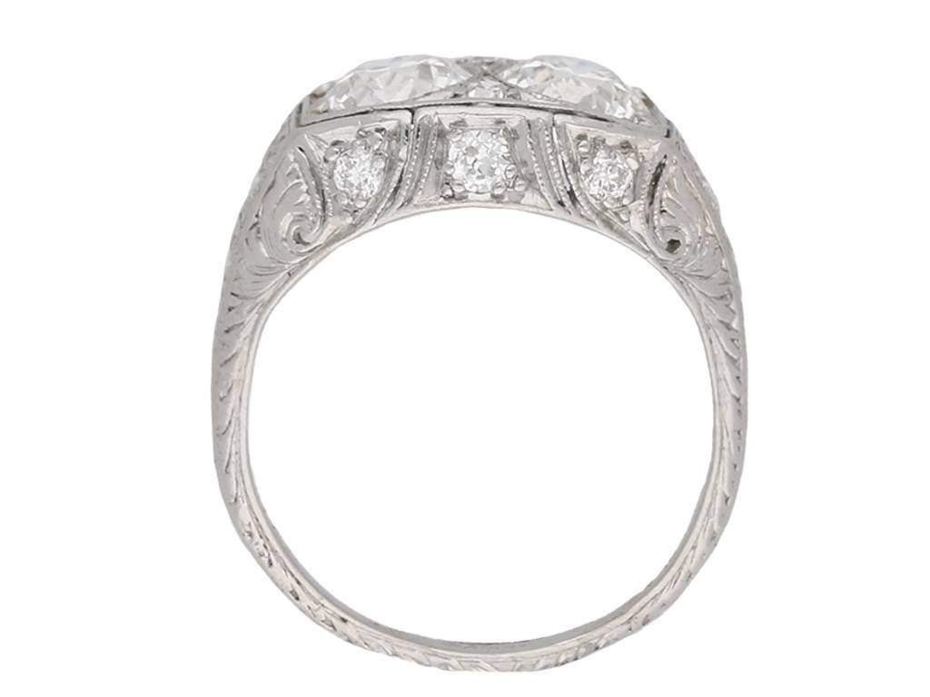 Taille vieille Europe Bailey, Banks & Biddle Bague à deux pierres et diamants des années 1920 en vente