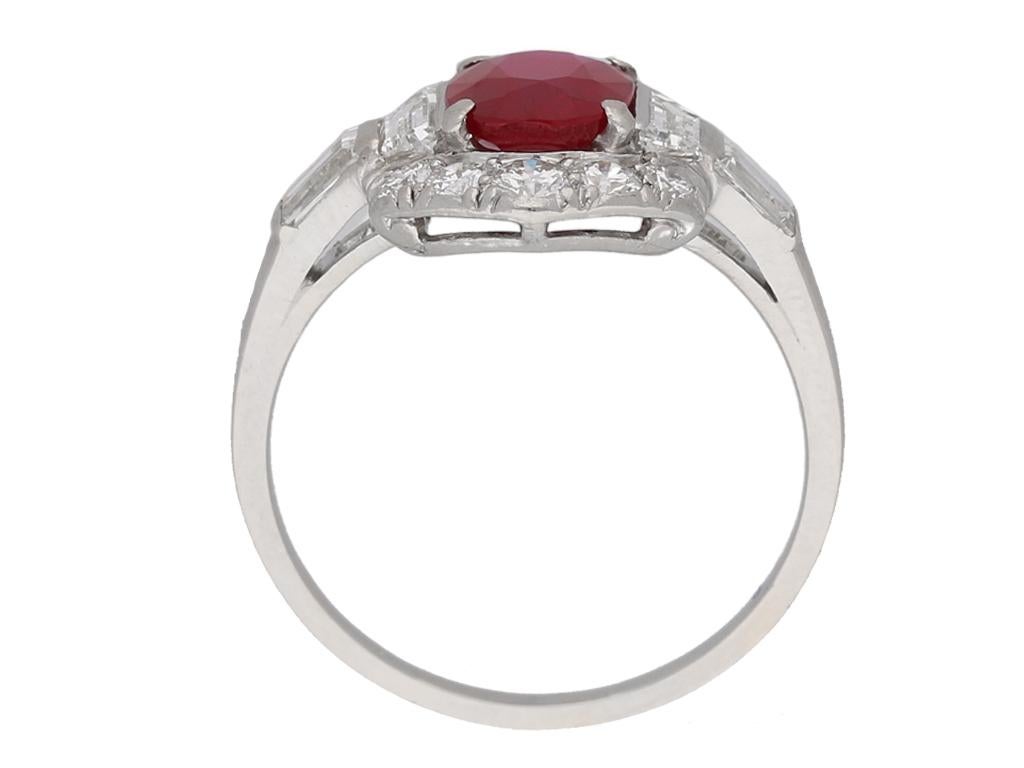 Anillo Art Decó de rubí birmano natural no realzado y diamantes Corte baguette en venta