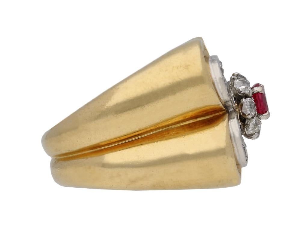 Rubin- und Diamantring von Van Cleef & Arpels. Ein extrem seltenes Stück, das ein sehr frühes Beispiel des berühmten Alhambra-Motivs von Van Cleef & Arpels in einem Ring darstellt. Mit einem natürlichen, ungeschliffenen, runden, altgeschliffenen