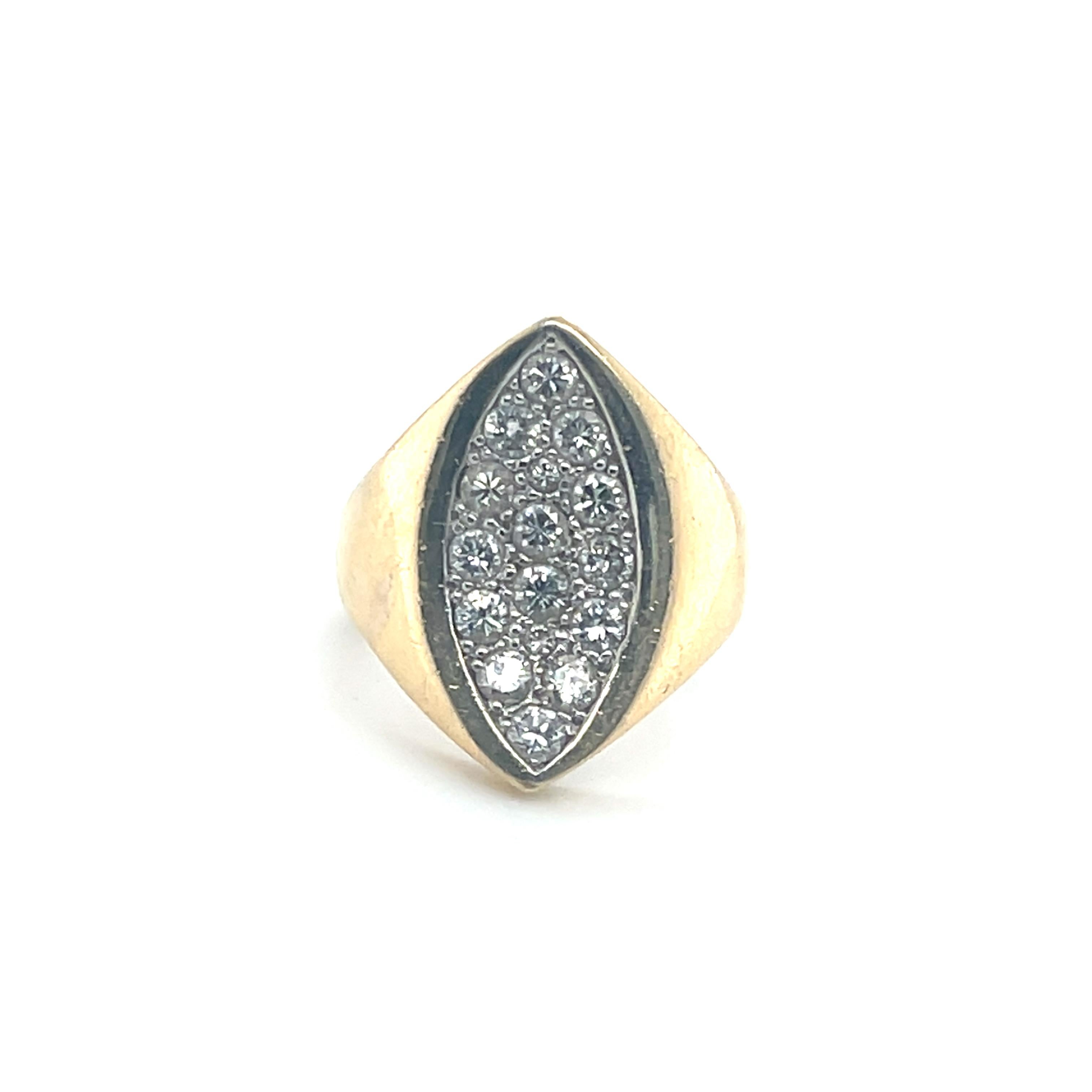 Questo anello con diamante vintage, che risale agli anni '60-'70, presenta un gambo in oro giallo 14 carati dal peso di circa 8,45 grammi. Il design sostanziale a forma di navette è sormontato da un anello in oro bianco.  con 14 diamanti naturali