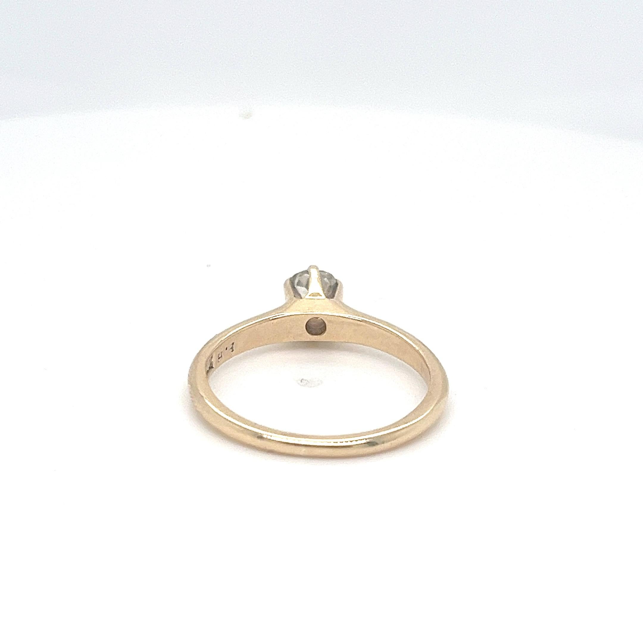 Exceptionnelle bague solitaire vintage poinçonnée F.H. 14kt - attribuée au célèbre joaillier américain Friedrich HESS - cette pièce met en valeur un diamant naturel taille ancienne d'environ 0,40 carats, serti dans un panier classique à six branches